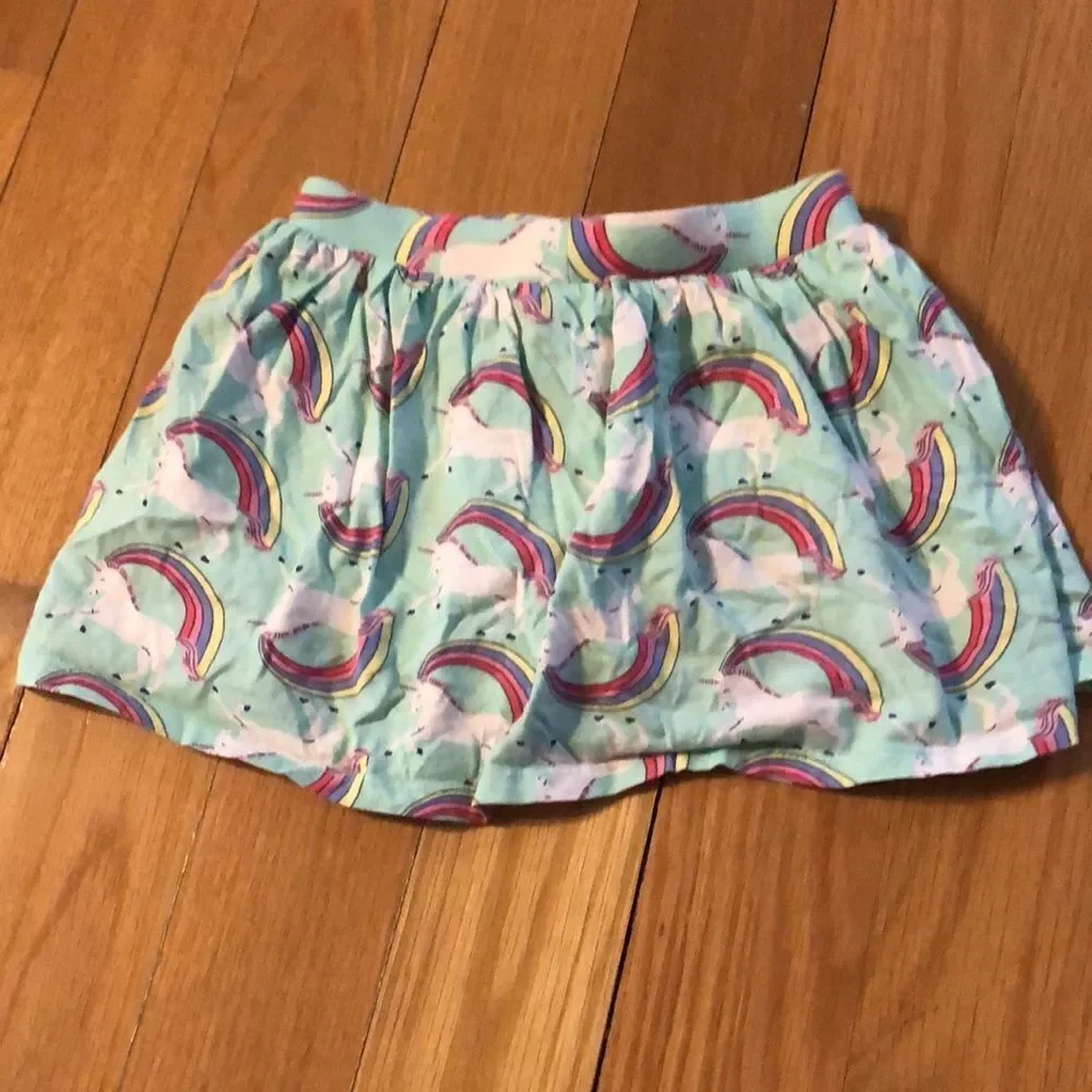 CARTERS  girls rainbow and unicorn skort size 2t.